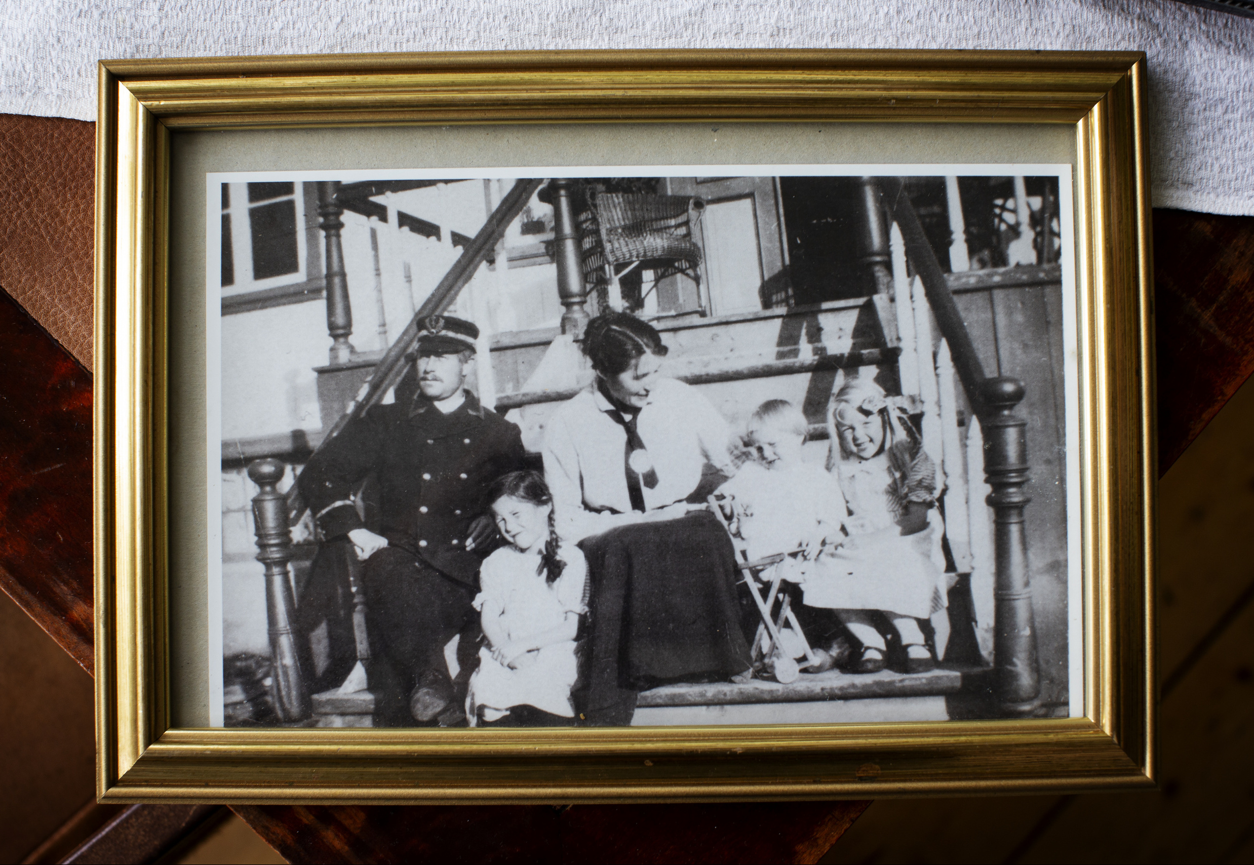 Bilde av lensmannen med kone og tre av barna
