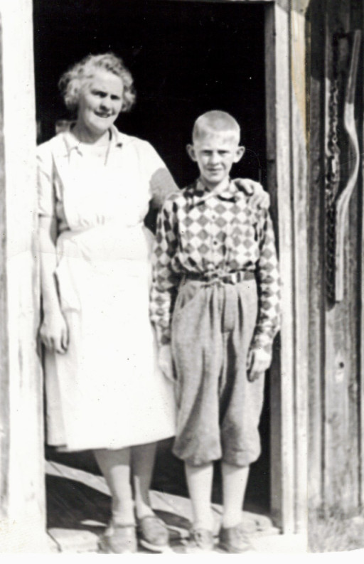 Mor og sønn, gammelt svart-hvitt bilde