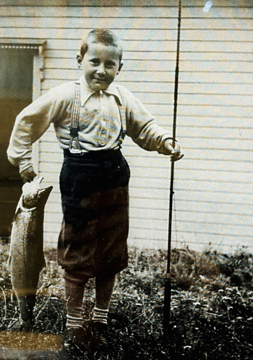 en liten gutt med fiskestang