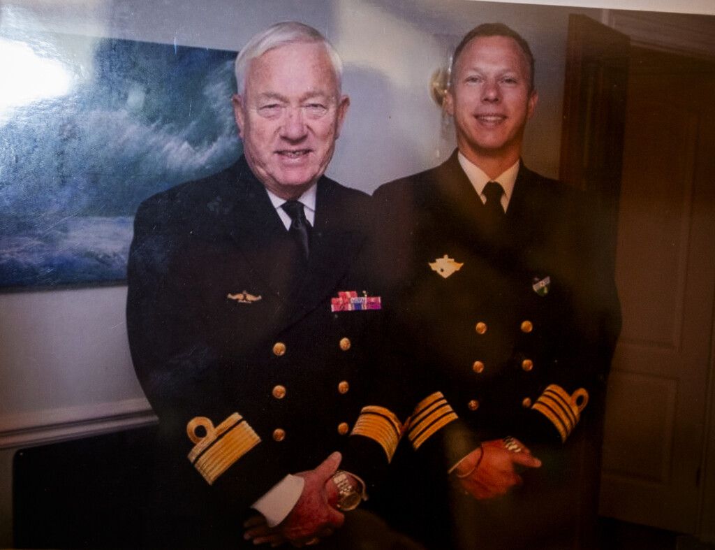 Far og sønn i marine uniform smiler