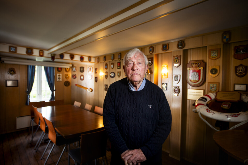 en eldre mann ser rett på oss litt alvorlig