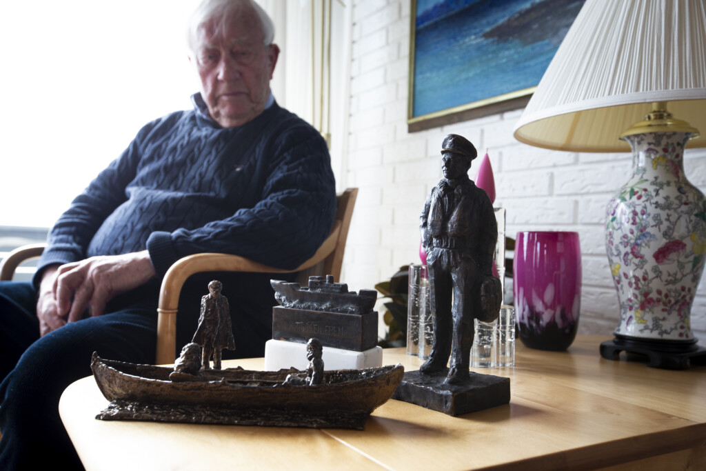 en mann ser på en skulptur